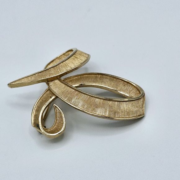 Crown Trifari Ribbon Brooch Vtg Swirl Loop Textured Gold Tone Estate Jewelry Pin - Picture 4 of 9